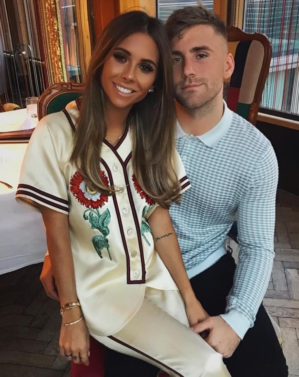 Ľavý anglický obranca Luke Shaw sa môže tiež pochváliť príťažlivou polovičkou. Jeho priateľka má netradičné menou Anouska.