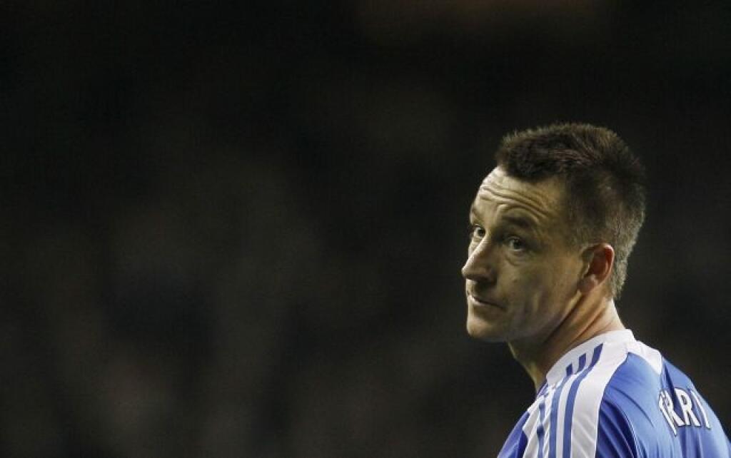 Kapitán Anglicka aj Chelsea a človek, ku ktorému vzhliadali spoluhráči aj fanúšikovia – John Terry. Jeho povesť poriadne naštrbila kauza, pri ktorej vyšlo najavo, že Terry podvádza svoju manželku s manželkou vtedajšieho spoluhráča a najlepšieho priateľa Wayna Bridgea, Vanessou Perroncel.