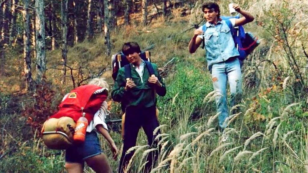 George Clooney: Grizzly II: The Concert (1983): Diváci si ho obľúbili v seriálovej Pohotovosti a preslávil sa v Dannyho parťákoch, debutoval však roky predtým v horore o obrovskom ľudožravom medveďovi, ktorý ho zmrzačil počas radovánok s milenkou. Film sa nikdy nedostal do oficiálnej distribúcie. Clooneyho kino-debut prišiel v roku 1987 a opäť bol hororový, s titulom Návrat do hrôzy.