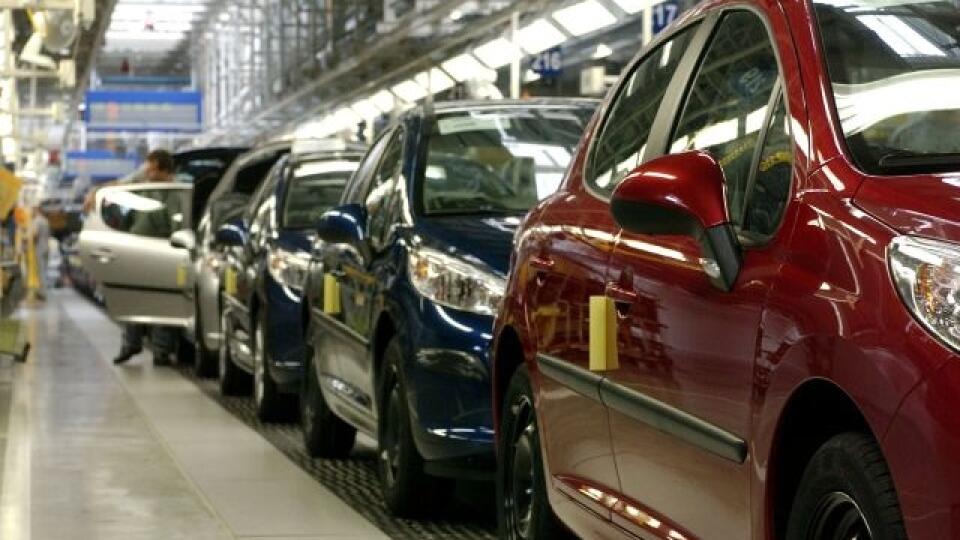 Slováci sú pri kúpe osobných automobilov konzervatívny, najmä èo sa týka výberu farieb. Takéto skúsenosti má PSA Peugeot Citroen Slovakia pri predaji modelu vyrábaného v trnavskej automobilke. Z tohtoroèných 1277 predaných vozidiel modelu 207 sa pod¾a údajov predajcu Peugeot Slovakia s.r.o. Bratislava najviac predalo šedej farby. Peugeot Slovakia s.r.o. verí, že tento trend sa zmení po nástupe nových modelov Peugeotov 207 SW a 308, ktoré dnes predstavili v Trnave novinárskej obci. Oba modely kon