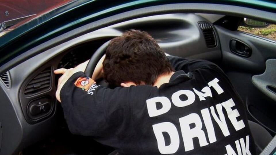 Za volant si sadol Rudolf z Bratislavy po požití vysokej dávky alkoholu.