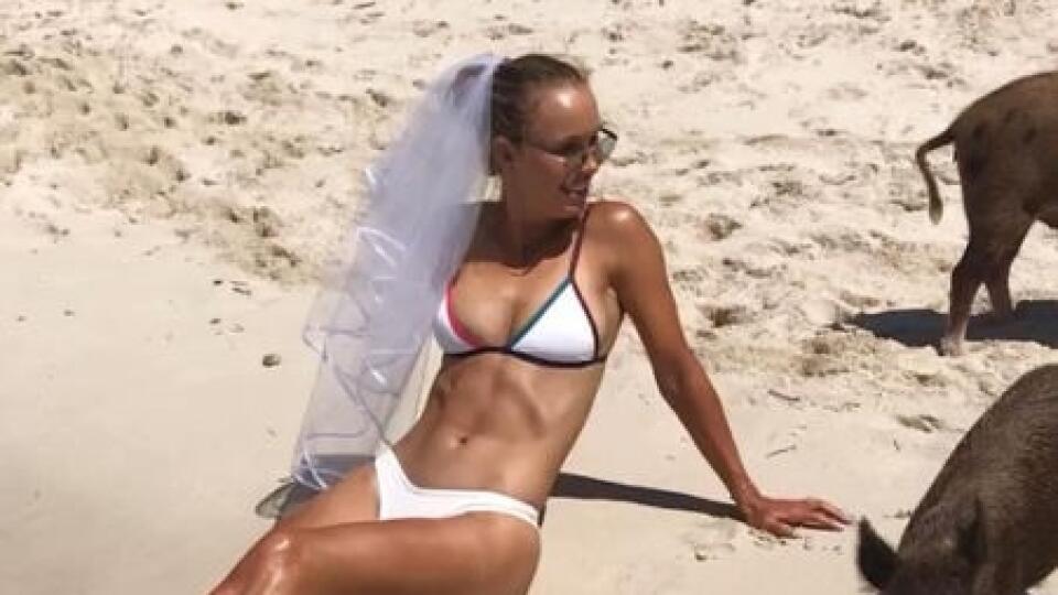 Caroline Wozniacka si na Bahamách užíva dokonalú rozlúčku so slobodou.