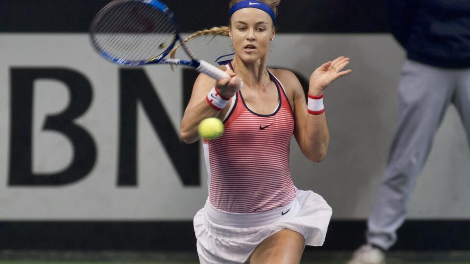 Na snímke Anna Karolína Schmiedlová (Slovensko) odvracia loptičku Samanthe Stosurovej (Austrália) v tretej dvojhre 1. kola II. svetovej skupiny FED Cupu Slovensko - Austrália v Bratislave 7. februára 2016. FOTO TASR - Pavel Neubauer