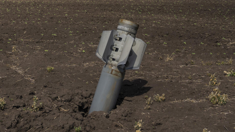 WA 7 Soledar - Nevybuchnutá ruská raketa sa nachádza na poli neďaleko Soledaru na východe Ukrajiny počas 103. dňa ruskej invázie na Ukrajinu v pondelok 6. júna 2022. FOTO TASR/AP
An unexploded Russian rocket lays on a field near Soledar, eastern Ukraine, Monday, June 6, 2022. (AP Photo/Bernat Armangue)