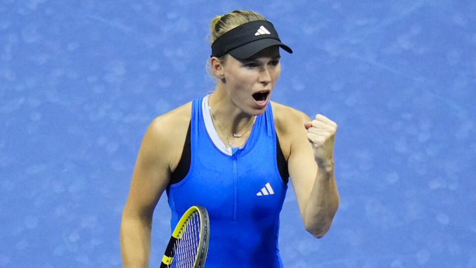 Caroline Wozniacka v New Yorku nezaujala len výbornými výkonmi po návrate, ale aj netradičným outfitom, ktorý zvýraznil jej sexi postavu.