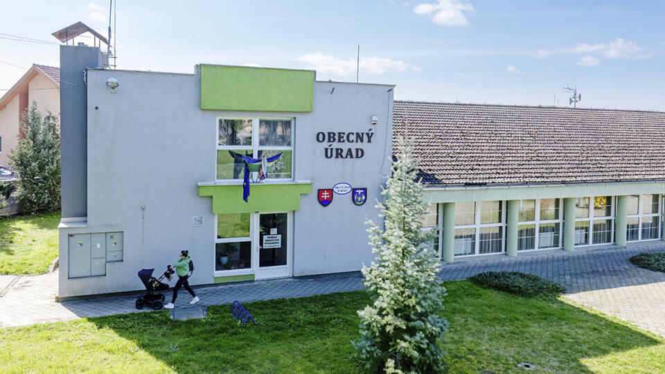 Zrekonštruovaný a zateplený obecný úrad.
