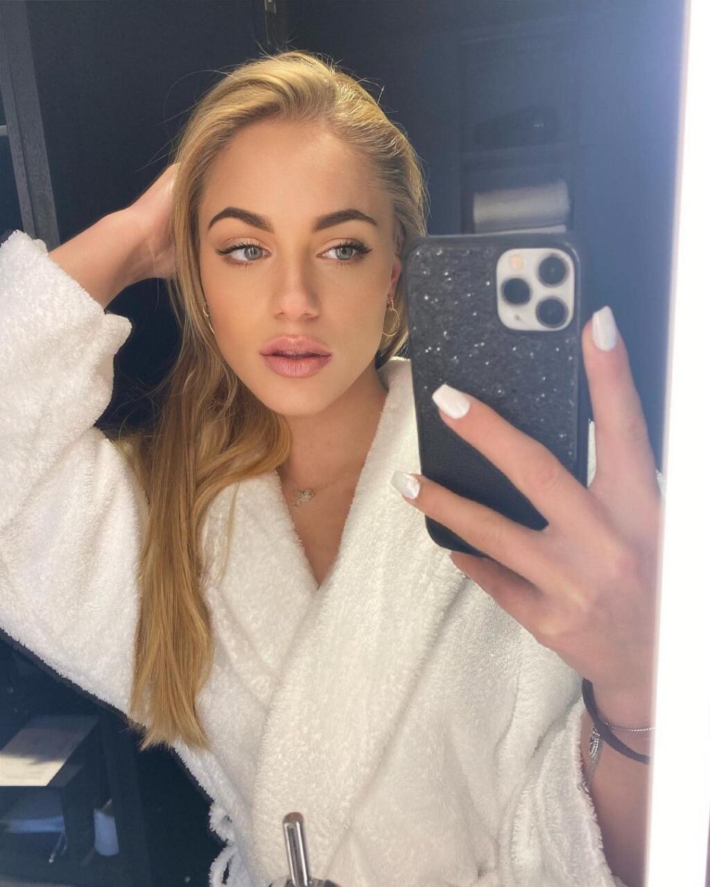 Sexi Ana Maria Markovič sa okrem futbalu živí aj modelingom. Určite sa v ňom nestratí.