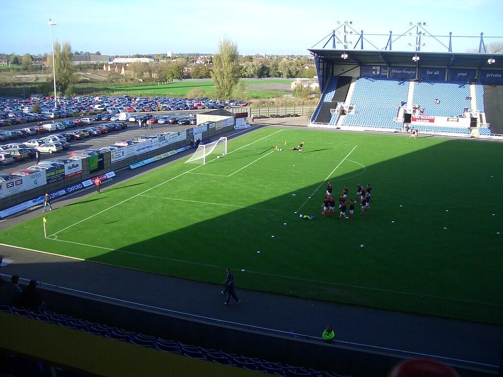 Parkovisko hneď za bránou na Kassam Stadium