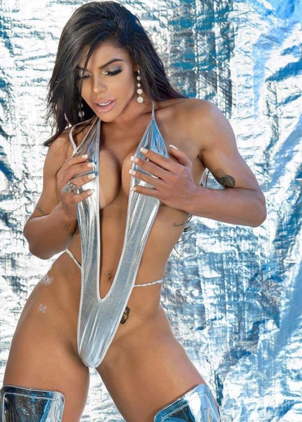 Suzy si svojim vyšportovaným telom zaslúžila v roku 2019 titul Miss BumBum. Na sebe stále maká a chlapov na instagrame svojimi vnadami dráždi. Často odkryje aj viac, než treba.
