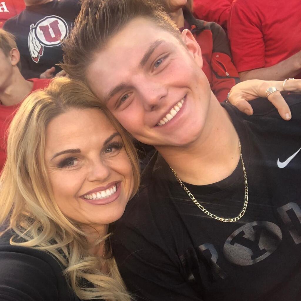 Mladého quarterbacka draftoval New York Jets a na drafte sa s ním objavila poriadne sexi blondína. Internet okamžite začal riešiť, ktože sa to objavil po Wilsonovom boku, až prišiel na to, že to nie je jeho priateľka, ale mama.