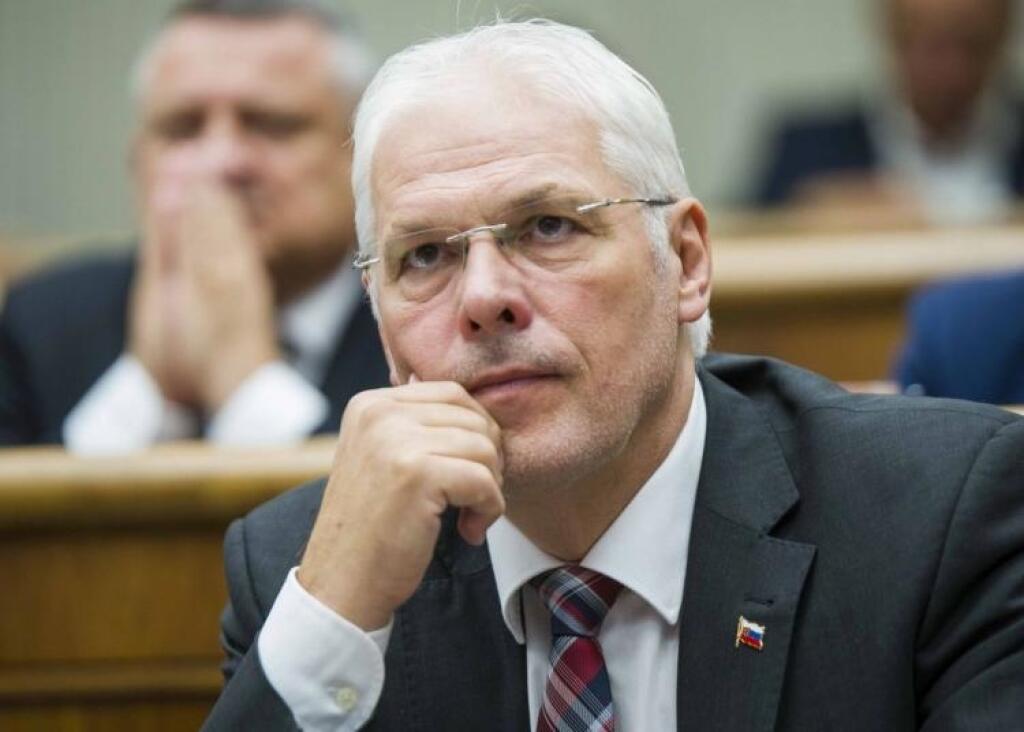 Dôchodcov chcú oslobodiť od koncesií. Návrh SNS pripraví podvyživenú RTVS o milióny