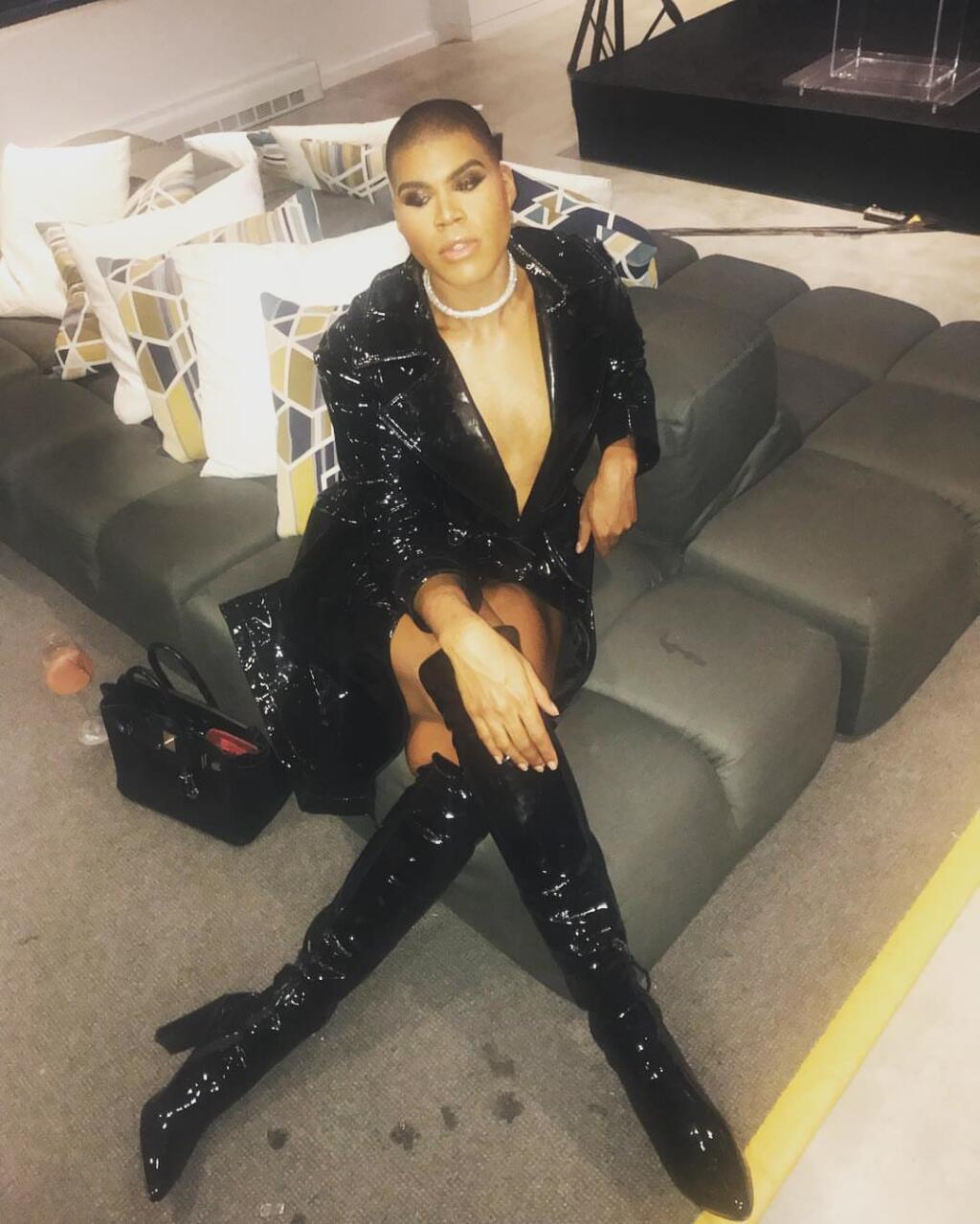 EJ Johnson sa oblieka ako žena a podporuje ho v tom celá rodina.