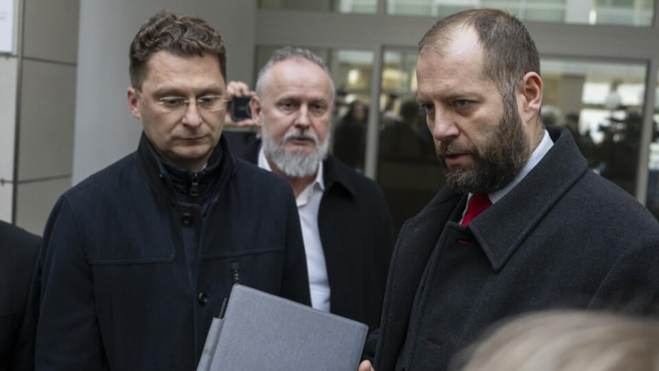 Na snímke zľava predseda Lekárskeho odborového združenia (LOZ) Peter Visolajský, podpredsedovia LOZ Ján Sýkora a Miroslav Mendel prichádzajú na mimoriadne zasadnutie sektorovej tripartity na tému