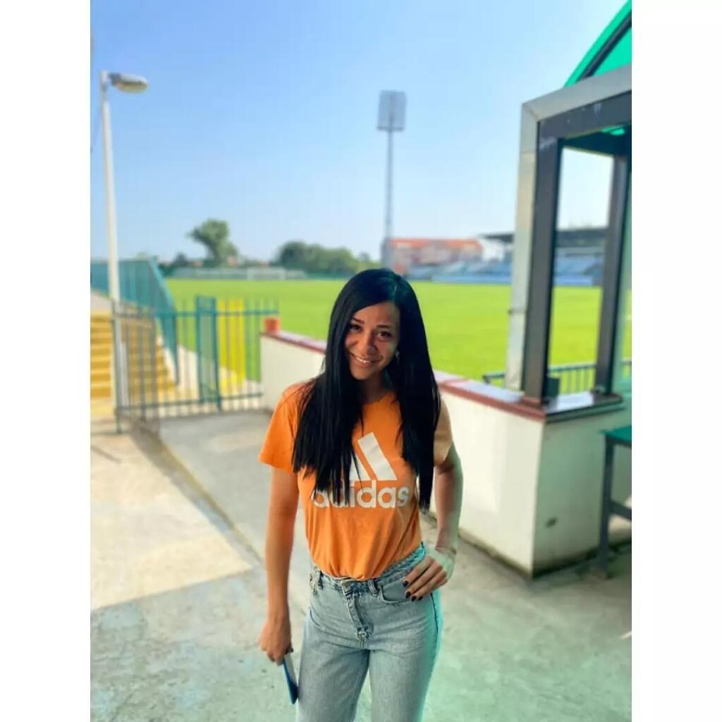 Sexi Ana Staševičová je hlásateľkou aj hovorkyňou futbalového klubu, ale fanúšikovia ju majú radšej bez saka.