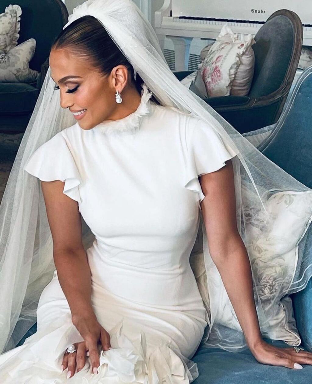 Speváčka Jennifer Lopez na oslavu nového roka zverejnila doteraz nevidené fotografie zo svojej svadby. Krásna latino hviezda mala na sebe šaty z dielne módneho návrhára Ralpha Laurena a ženích bol odetí v elegantnom bielom smokingu.