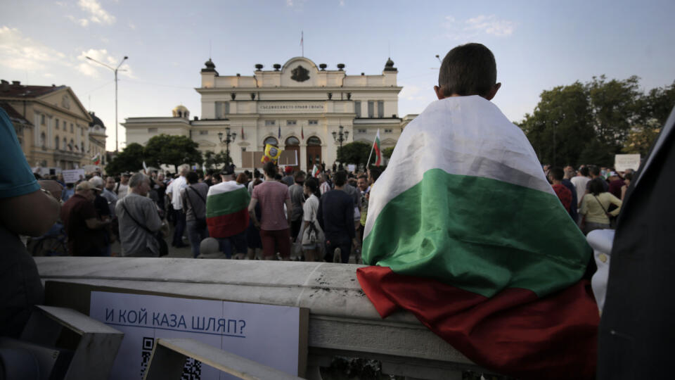 WA 9 Sofia - Mladý demonštrant s národnou vlajkou protestuje pred parlamentom v centre Sofie 15. júla 2020. Bulharský premiér Bojko Borisov v súvislosti s protivládnymi protestmi vyzval troch ministrov svojej vlády, aby odstúpili z funkcie, informovala agentúra AFP s odvolaním sa na stredajšie vyhlásenie bulharskej vlády. FOTO TASR/AP
A young protester is seen resting in front of the Bulgarian Parliament in downtown Sofia, Bulgaria, Wednesday, July 15, 2020. Thousands of mostly young Bulgarians