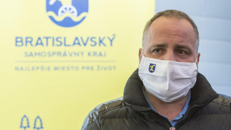 Na snímke predseda Bratislavského samosprávneho kraja (BSK) Juraj Droba počas brífingu s novinármi po absolvovaní testu na nový koronavírus 30. októbra 2020 v Bratislave. Bratislavský samosprávny kraj testoval svojich zamestnancov na nový koronavírus. FOTO TASR - Martin Baumann