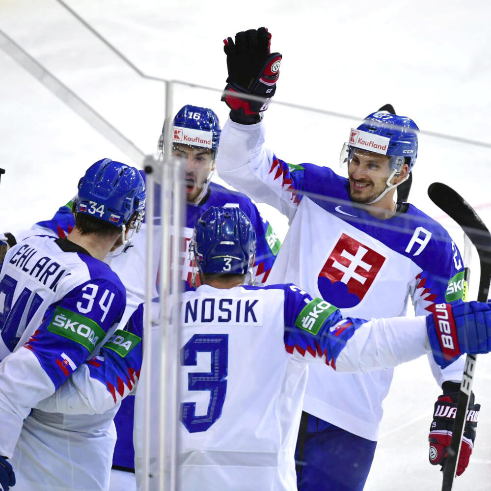 Na snímke vľavo hokejista Peter Cehlárik (Slovensko) sa teší z gólu so spoluhráčmi v zápase základnej A-skupiny Slovensko - Dánsko na 84. majstrovstvách sveta v ľadovom hokeji v lotyšskej Rige v sobotu 29. mája 2021. FOTO TASR - Jaroslav Novák