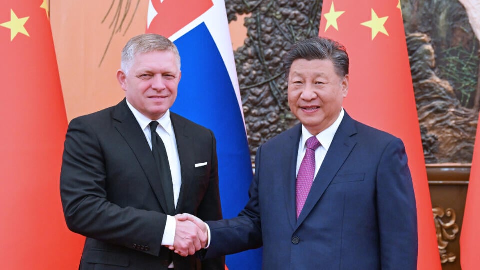 AZ23 - Na snímke slovenský premiér Robert Fico (vľavo) a čínsky prezident Si Ťin-pching si podávajú ruky počas stretnutia v Pekingu 1. novembra 2024. Slováci budú môcť cestovať do Číny na obdobie do 15 dní bez víz. Slovensko je zasa pripravené zaviesť priame letecké spojenie medzi Bratislavou a Pekingom. Uviedol to v piatok slovenský premiér Robert Fico (Smer-SD), ktorý je spolu s ministrami a podnikateľmi na oficiálnej návšteve Číny. FOTO TASR/XINHUA
(241101) -- BEIJING, Nov. 1, 2024 (Xinhu