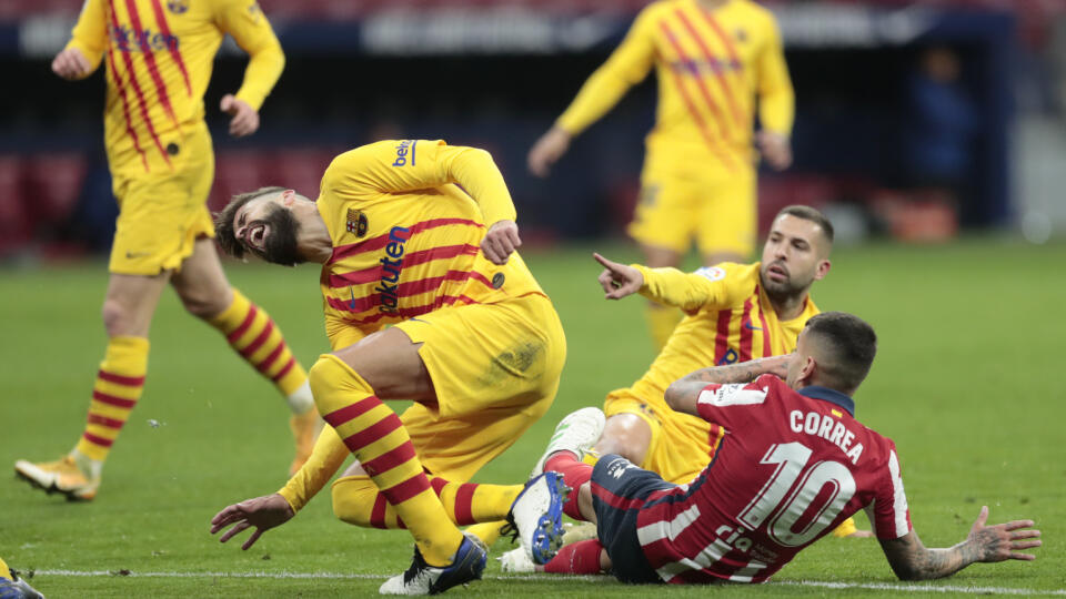 WA 27 Madrid - Futbalista FC Barcelona Gerard Pique (druhý zľava) reaguje po zranení v zápase 10. kola španielskej La Ligy Atletico Madrid - FC Barcelona v sobotu 21. novembra 2020. FOTO TASR/AP
Barcelona's Gerard Pique, left, reacts after getting an injury in a challenge with Atletico Madrid's Angel Correa during the Spanish La Liga soccer match between Atletico Madrid and FC Barcelona at the Wanda Metropolitano stadium in Madrid, Spain, Saturday,