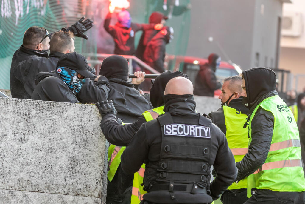 Situáciu vôbec nezvládli domáci organizátori, ktorí nezabránili vniknutiu veľkému množstvu fanúšikov na hraciu plochu.