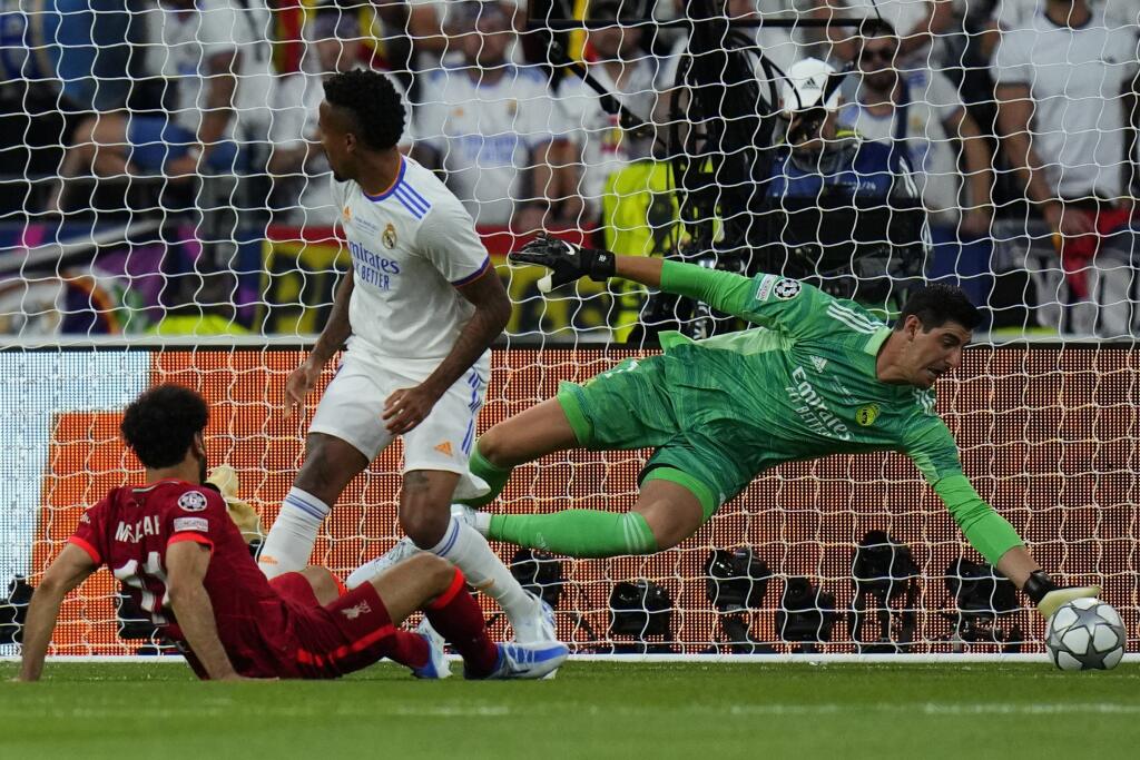 KK52 Paríž - Na snímke brankár Realu Madrid Thibaut Courtois chytá strelu Mohameda Salaha z Liverpoolu počas finálového zápasu Ligy majstrov FC Liverpool - Real Madrid 28. mája 2022 na štadióne Stade de France v Paríži. FOTO TASR/AP