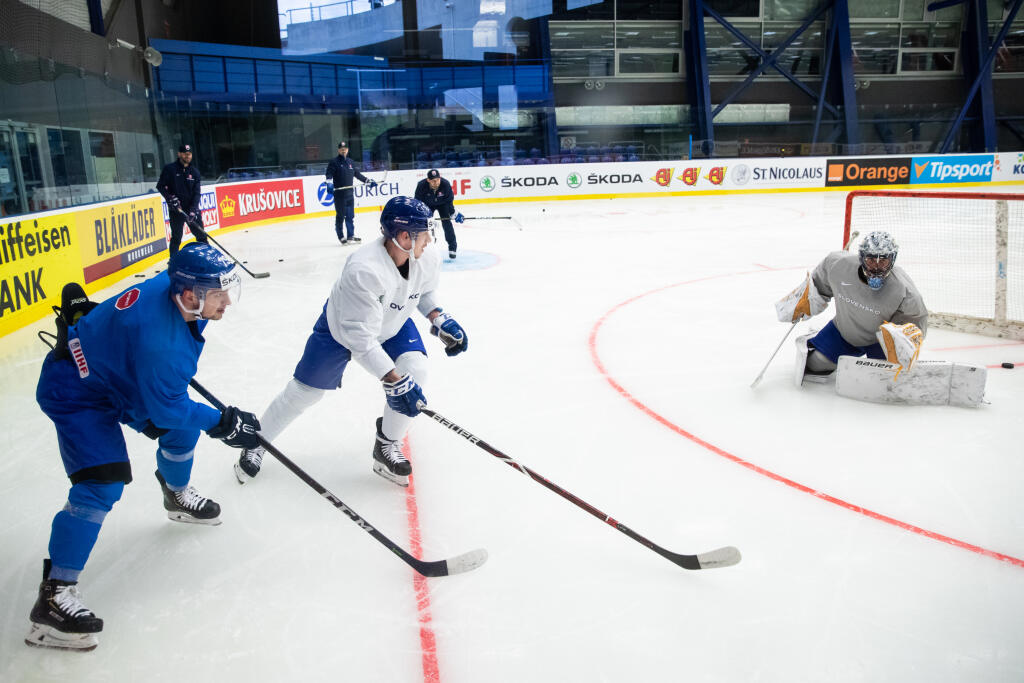 Na snímke Libor Hudáček a Dávid Bondra počas tréningu slovenskej hokejovej reprezentácie pred zápasom A skupiny Majstrovstiev sveta v ľadovom hokeji proti Kanade.