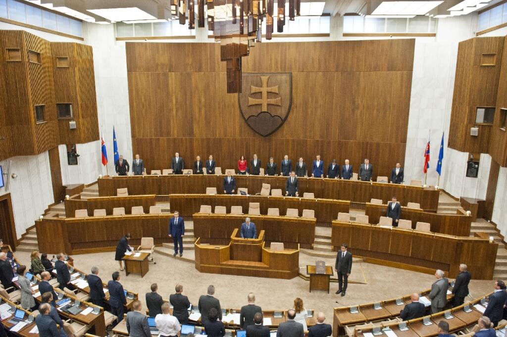Moratórium sa predĺži na 50 dní. Kotlebovci opäť hlasovali so Smerom a SNS