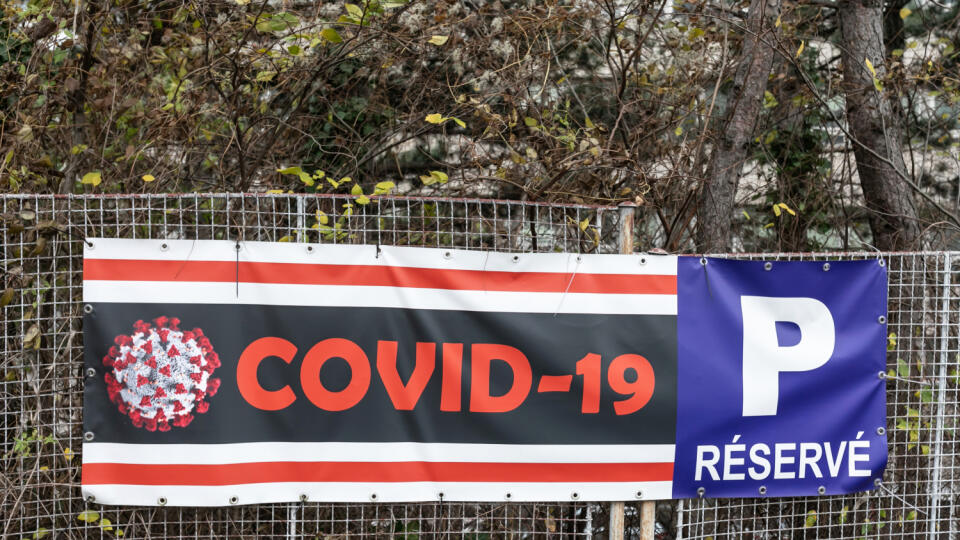 Na snímke je nápis COVID-19 na Kramároch.