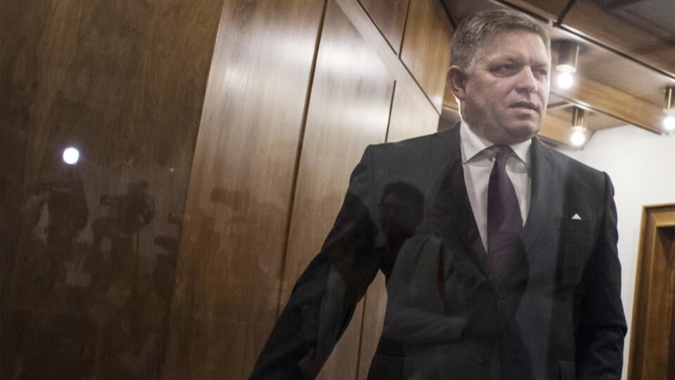 Na snímke predseda strany SMER-SD Robert Fico prichádza na tlačovú konferenciu po skončení 52. mimoriadnej schôdze NR SR, na ktorej nebol schválený program rokovania, ktorého jediným bodom malo byť odvolávanie podpredsedu parlamentu SR Martina Glváča z funkcie pre jeho údajnú komunikáciu s Marianom K., ktorý je obžalovaný z objednávky vraždy novinára Jána Kuciaka v Bratislave 29. októbra 2019. FOTO TASR - Martin Baumann