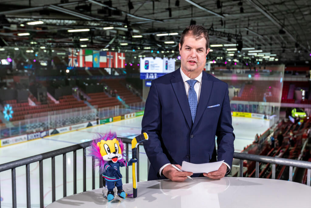 Na snímke je spolukomentátor hokejových zápasov Ondrej Rusnák počas MS 2022 v Helsinkách.