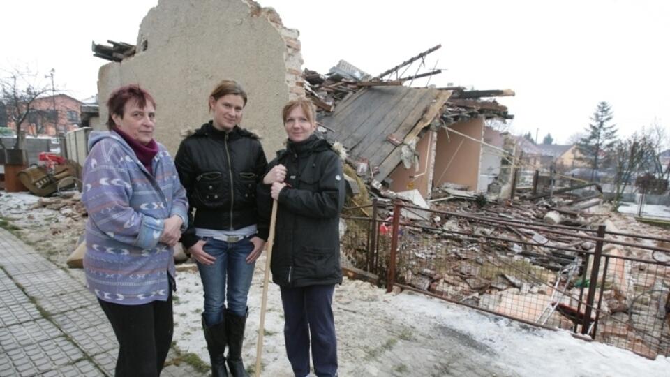 MARTA ŠEVČÍKOVÁ (VĽAVO): S dcérou Monikou  a so susedou Petronelou  (vpravo), u ktorej strávili  pred dvoma rokmi Vianoce.