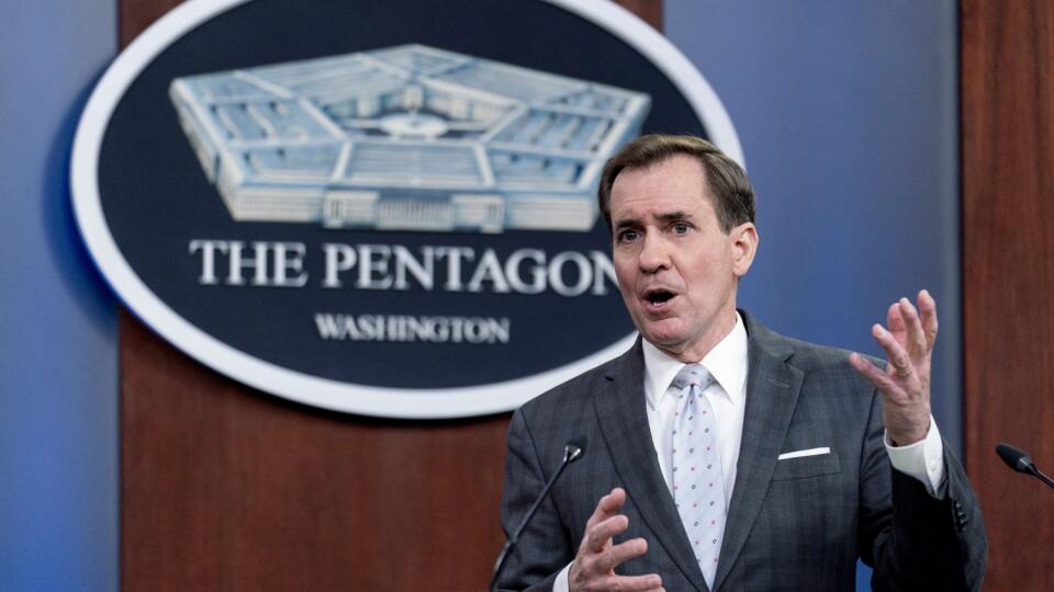 JB 21 Washington - Hovorca ministerstva obrany USA John Kirby počas brífingu v americkom Pentagóne 2. februára 2022. Americké ministerstvo obrany v stredu oficiálne oznámilo, že vyšle ďalších vojakov do Európy. TASR o tom informovala na základe tlačového brífingu Pentagónu.