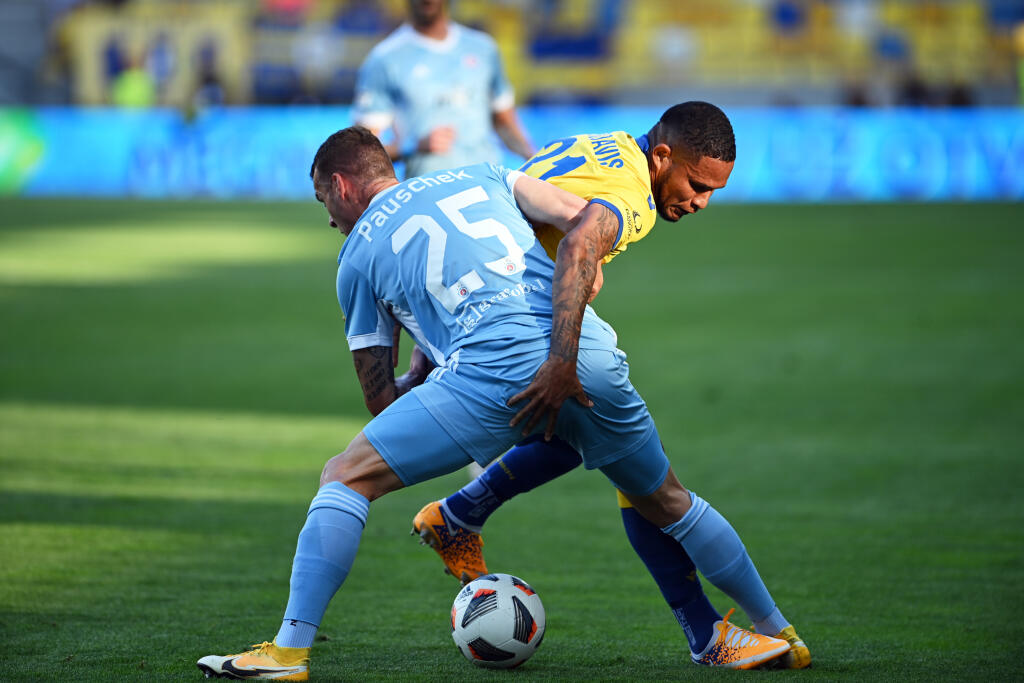 Na snímke sprava Eric Davis (DAC) a Lukáš Pauschek (Slovan) počas zápasu 7. kola futbalovej Fortuna ligy FC DAC 1904 Dunajská Streda - ŠK Slovan Bratislava 12. septembra 2021 v Dunajskej Strede. FOTO TASR - Edmund Örzsik