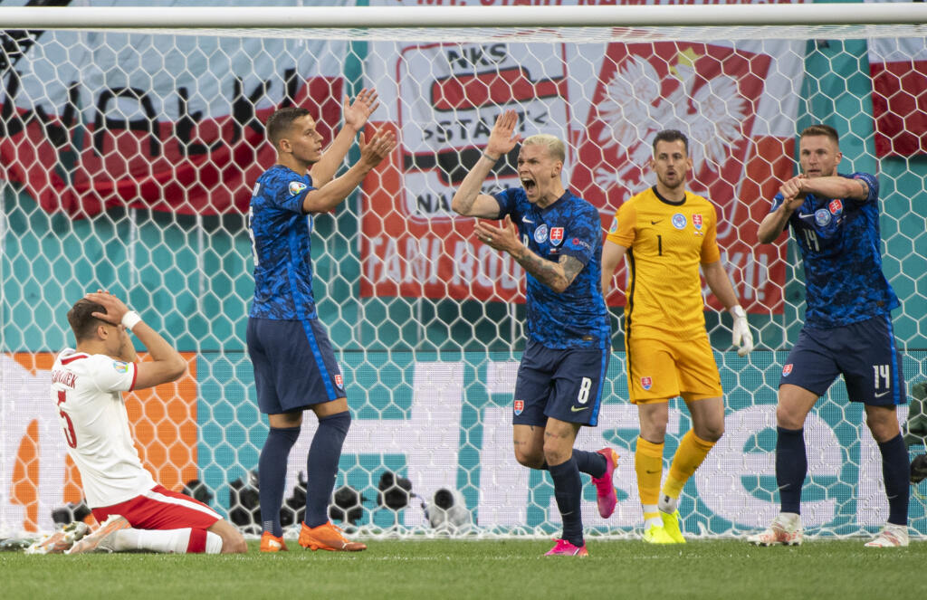 Na snímke sprava Milan Škriniar, Matrin Dúbravka, Ondrej Duda, Ľubomír Šatka (všetci Slovensko) a Poliak Jan Bednarek v zápase E-skupiny na majstrovstvách Európy vo futbale Poľsko - Slovensko v pondelok 14. júna 2021 v ruskom Petrohrade. FOTO TASR - Martin Baumann