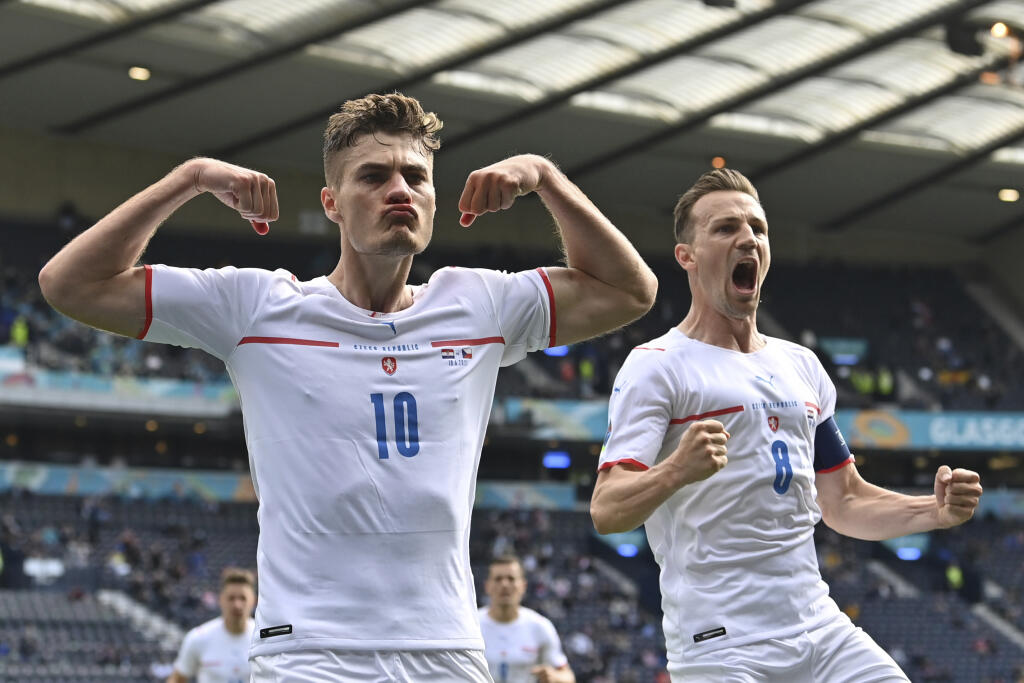 WA 25 Glasgow - Český futbalista Patrik Schick (vľavo) sa teší po strelení gólu počas zápasu základnej D-skupiny Chorvátsko - Česká republika v Glasgowe v piatok 18. júna 2021. FOTO TASR/AP
Czech Republic's Patrik Schick, left, celebrates after scoring his side's first goal from the penalty spot during the Euro 2020 soccer championship group D match between Croatia and the Czech Republic at the Hampden Park stadium in Glasgow, Friday, June 18, 2021. (Paul Ellis, Pool via AP)