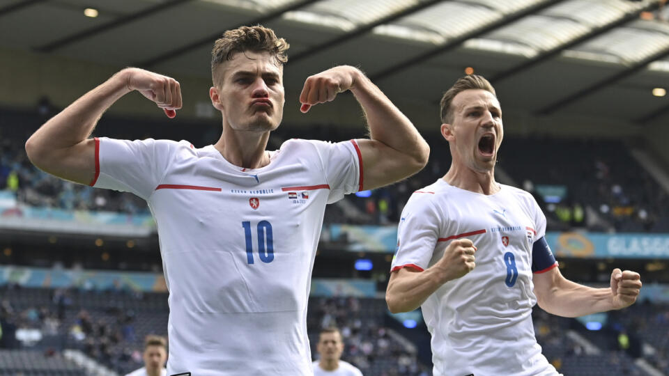 WA 25 Glasgow - Český futbalista Patrik Schick (vľavo) sa teší po strelení gólu počas zápasu základnej D-skupiny Chorvátsko - Česká republika v Glasgowe v piatok 18. júna 2021. FOTO TASR/AP
Czech Republic's Patrik Schick, left, celebrates after scoring his side's first goal from the penalty spot during the Euro 2020 soccer championship group D match between Croatia and the Czech Republic at the Hampden Park stadium in Glasgow, Friday, June 18, 2021. (Paul Ellis, Pool via AP)