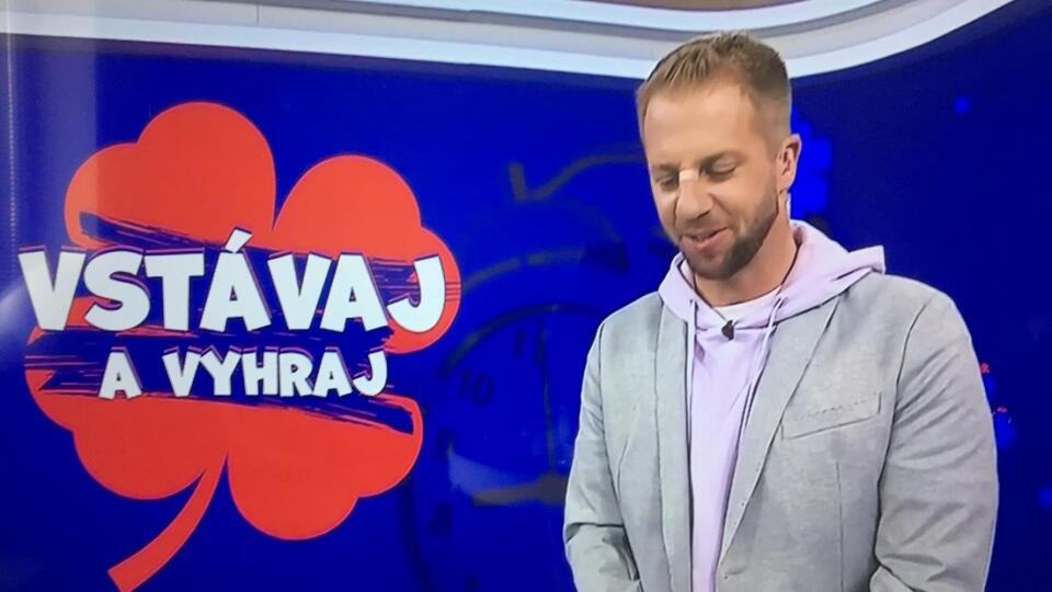 Moderátor Telerána Matúš Krnčok zostal po vulgarizme diváčky zaskočený.