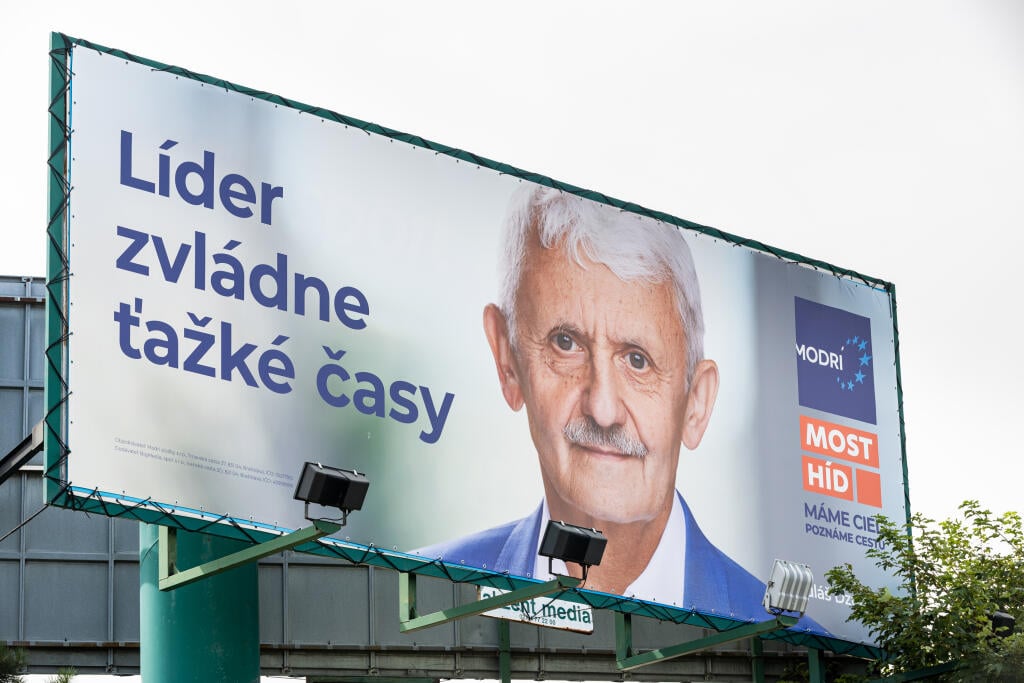 Billboard politickej strany MODRÍ s Mikulášom Dzurindom v Bratislave.
