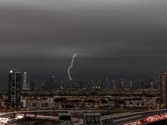 VIDEO Biblická potopa v Dubaji: Boháči v púštnom raji jazdia po uliciach na vodných skútroch