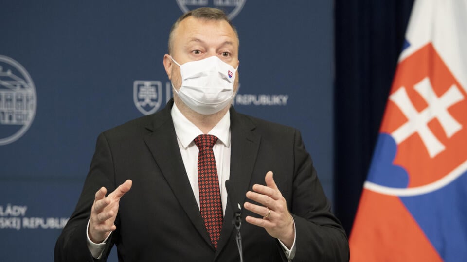Na snímke minister práce, sociálnych vecí a rodiny Milan Krajniak (Sme rodina) hovorí počas tlačovej konferencie pred zasadnutím vlády na tému Pozitívny vývoj na trhu práce, kde miera nezamestnanosti už tretí mesiac po sebe klesá, 21. júla 2021 v Bratislave. FOTO TASR - Pavel Neubauer