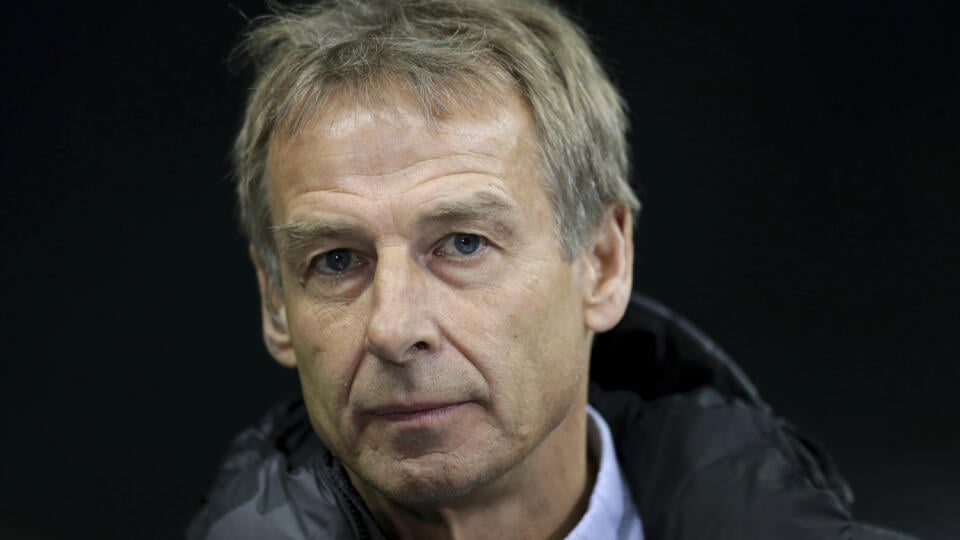 WA 18 archív Berlín - Na archívnej snímke z 21. decembra 2019 tréner Herthy Berlín Jürgen Klinsmann počúva otázky novinárov pred začiatkom zápasu nemeckej futbalovej Bundesligy Hertha Berlín - BSC Berlín v Berlíne. Klinsmann vydržal na lavičke nemeckého futbalového prvoligistu Hertha Berlín iba 76 dní. V utorok na Facebooku oznámil rezignáciu, pre agentúru SID to potvrdil aj jeho konzultant Roland Eitel. FOTO TASR/AP   

In this Saturday, Dec. 21, 2019 photo Hertha's head coach Juergen Klinsmann