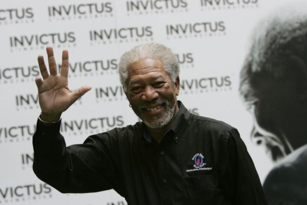 JH17 Rím - Americký herec Morgan Freeman máva fotografom poèas fototermínu k filmu Invictus, 4. februára 2010 v Ríme. Filmová snímka rozpráva príbeh juhoafrického rugbyového tímu, ktorý sa stal v roku 1995 víazom majstrovstiev sveta v rugby. Freeman stvárnil vo filme juhoafrického prezidenta Nelsona Mandelu. FOTO TASR/AP  Actor Morgan Freeman waves to photographers during a photocall presenting his movie 