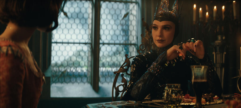 Gal Gadot vo filme Snehulienka (Snow White).