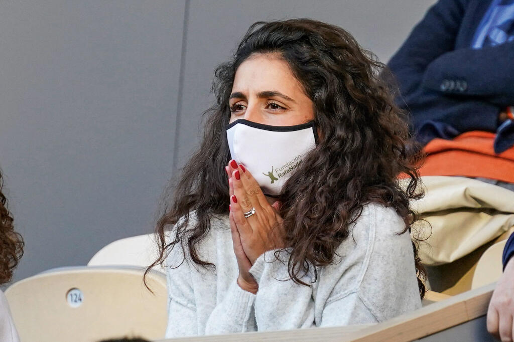 Manželka Rafaela Nadala Xisca Perello sleduje zápas v rúšku s logom Nadalovej nadácie