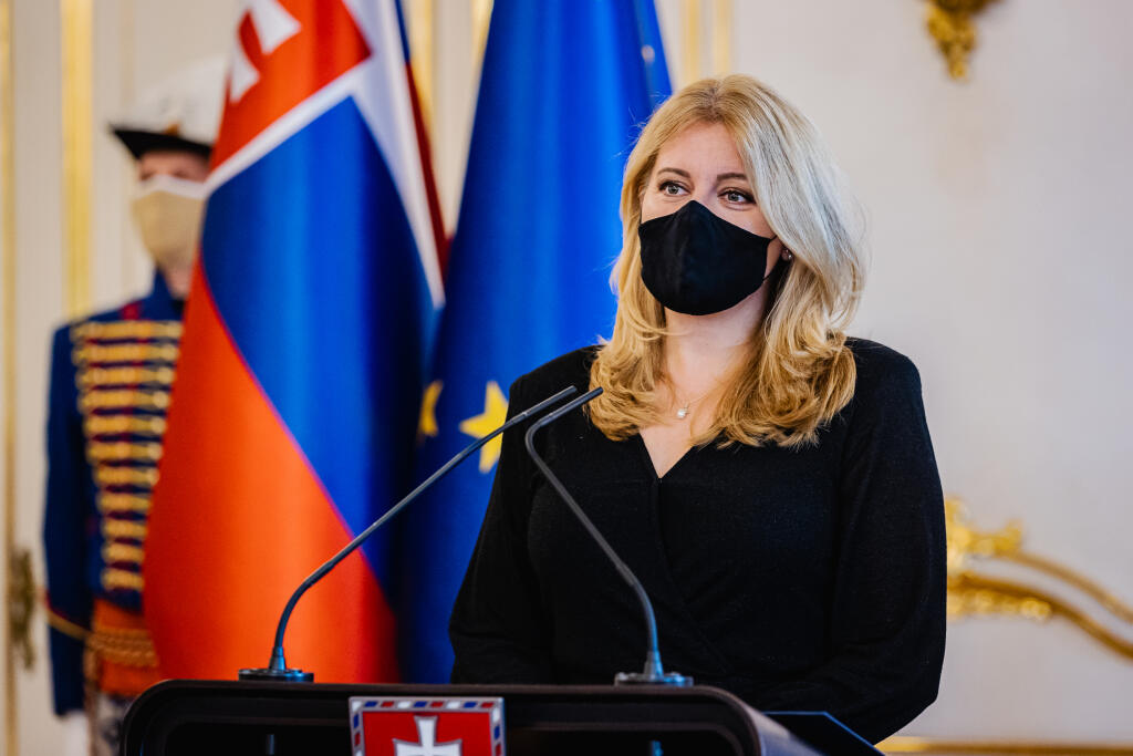 Prezidentka Zuzana Čaputová prijala olympionika Mateja Tótha pri príležitosti ukončenia jeho aktívnej športovej kariéry. Prijatia sa zúčastnil aj Tóthov tréner Matej Spišiak. Na snímke Zuzana Čaputová.