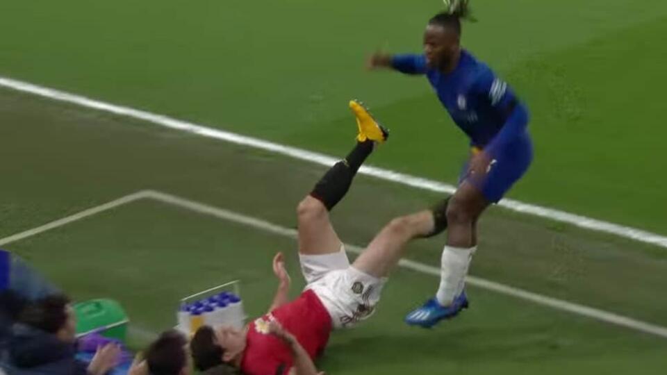 Maguire kopol Batshuayiho do rozkroku.