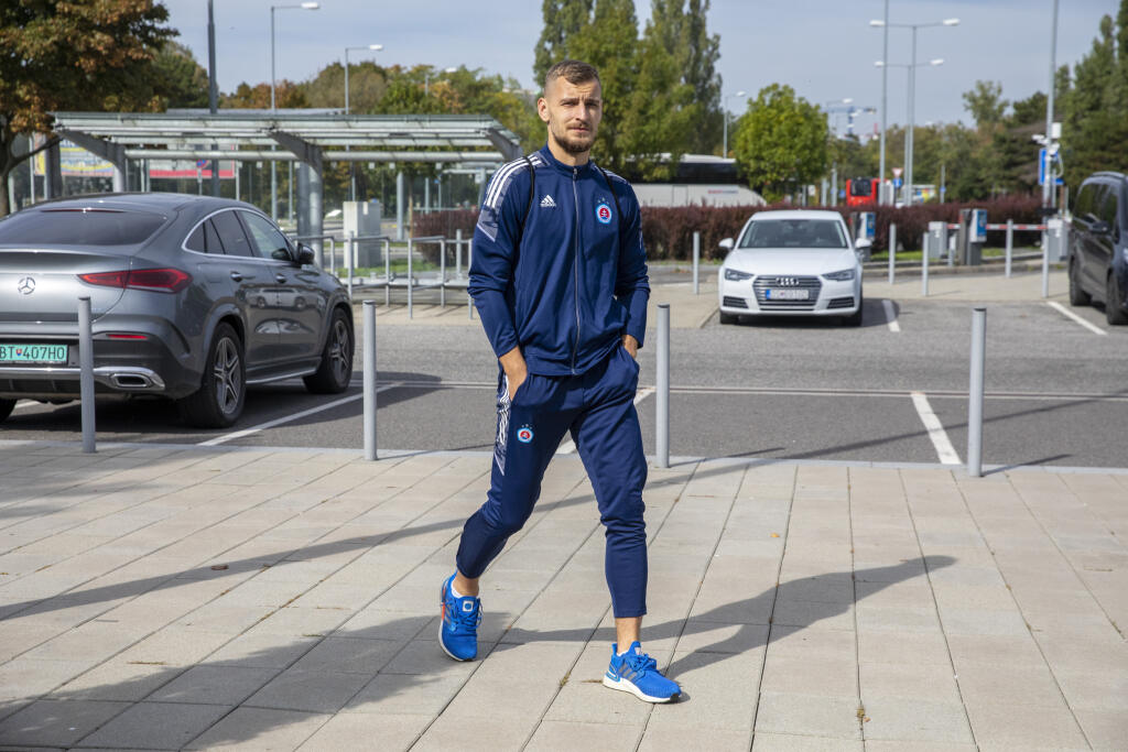 Na snímke sú futbalisti a funkcionári Slovana Bratislava pred odletom do Bazileja.
