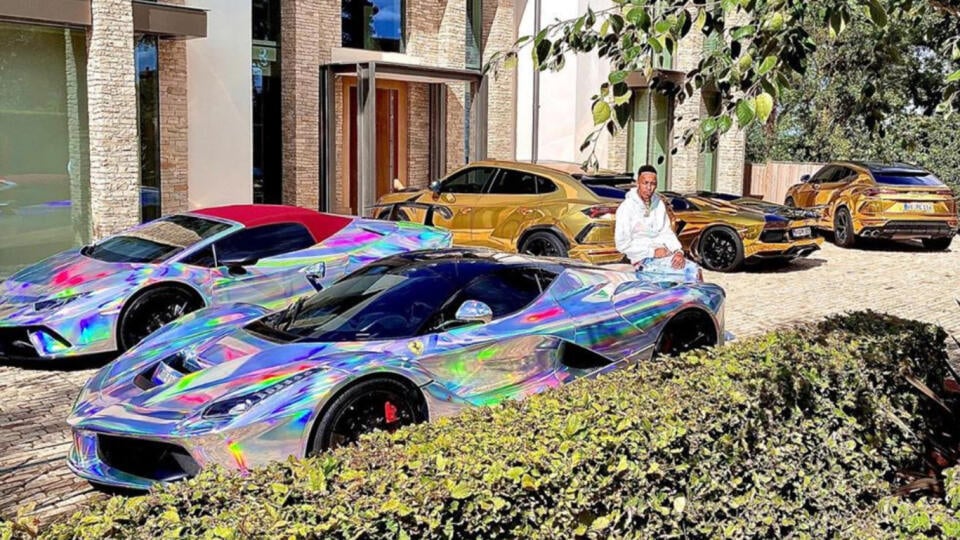 Pierre-Emerick Aubameyang so svojou kolekciou nablýskaných áut za 2 milióny libier.