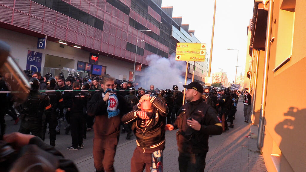 Polícia vypratala celý sektor fanúšikov Slovana, ktorí to poriadne schytali.